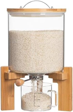 Distributeurs de nourriture   | Distributeur de riz en verre avec support en bois, conteneur pour farine et céréales avec tasse à mesurer en verre, boîte de rangement pour l’organisation des aliments dans le garde-manger avec couvercle hermétique en bambou, 5L. Distributeurs de nourriture Distributeurs de nourriture